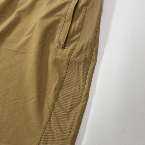 Athleta Brooklyn Bermuda Shorts In Big Sur Brown Stretchy Size 16 - Picture 7 of 10